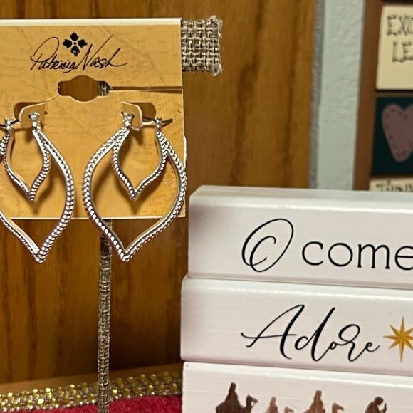 NWT Patricia Nash Silver Arabesque Hoop Earrings #PNER - Picture 6 of 6